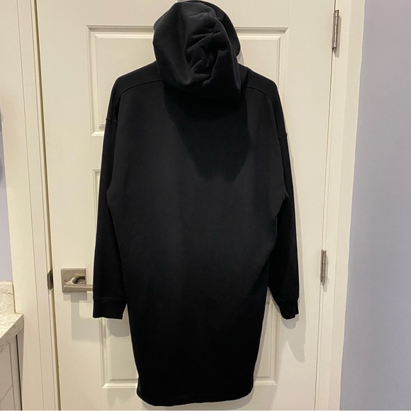 2/$25 Uniqlo Disney Black Sweater Hoodie Dress Minnie Mouse Heart Graphic - Picture 3 of 4